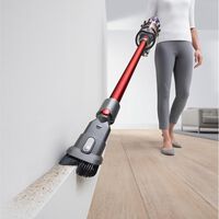 Adiós a la escoba con una aspiradora vertical Dyson que también es aspirador de mano y con la que puedes limpiar la casa y el coche