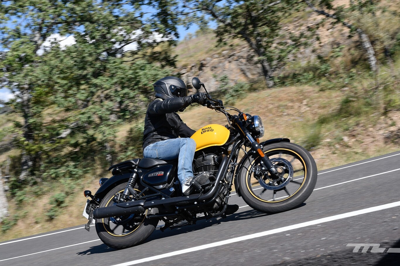 Probamos la Royal Enfield Meteor 350: una moto retro para el carnet A2 bien construida y asequible que aceptaría algo más de motor