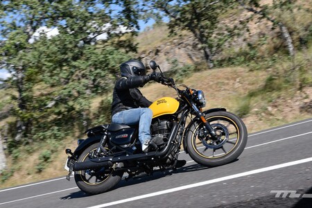 Probamos la Royal Enfield Meteor 350: una moto retro para el carnet A2 bien construida y asequible que aceptaría algo más de motor