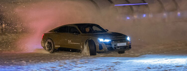 Hemos estado derrapando en una pista de esquí por la noche con los Audi más bestias, y es un aprendizaje que todos deberíamos hacer al menos una vez