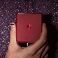 Bonito celular con dos pantallas a 165 Hz y procesador premium. Tiene 1 TB de memoria  