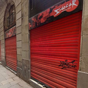 Uno de los bares de copas más míticos de Barcelona rectifica su nombre para 'expats' y recupera aquel con el que abrió en 1982 
