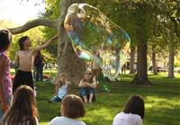 Cómo hacer burbujas gigantes caseras para jugar con niños