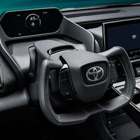 El volante del nuevo Toyota bZ4X llegará a Europa solucionando los contras del 'yugo' de Tesla 