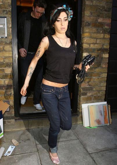 Amy Winehouse ahora se hace adicta a los zapatos