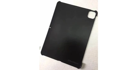 2020 iPad Pro の想定されるケースのこの画像では、マイク用の穴、電源ボタンと USB-C コネクタ用の穴が確認できます。