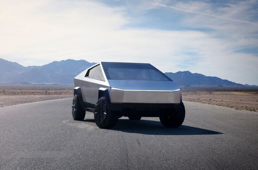 Un'auto elettrica Tesla Cybertruck, con un prezzo ridotto, non ha visto le vendite come previsto, ma ha contribuito al finanziamento della compagnia