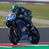 Stefano Manzi sorprende a Nicolò Bulega en un eléctrico duelo en Misano y Adrián Huertas se reivindica
