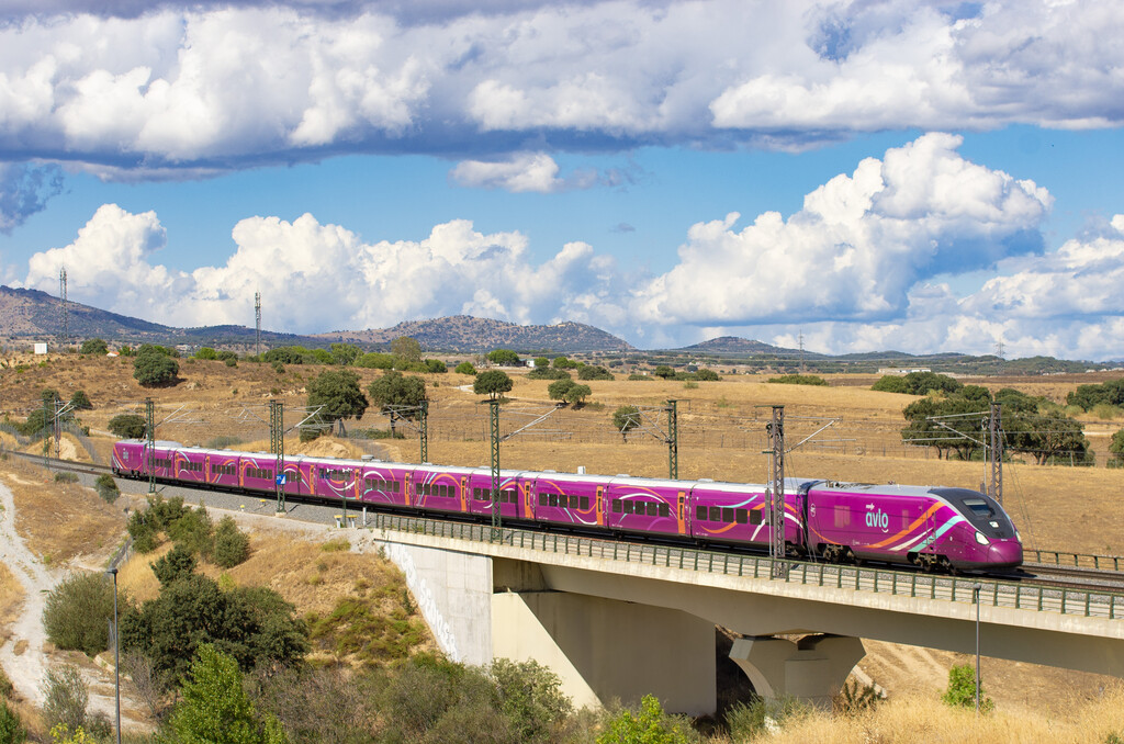 Renfe confiaba en los trenes AVRIL para enfrentarse al low cost de Ouigo e Iryo. No dejan de dar problemas 