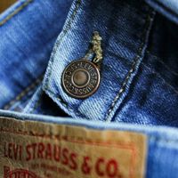 Levi's deja a precio de outlet uno de sus míticos vaqueros para lucir a diario: cuestan menos de 56 euros 