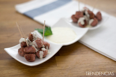Mini albóndigas con salsa de queso mascarpone. Receta de aperitivo 