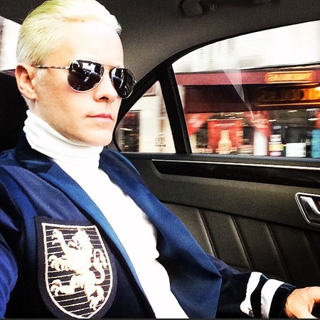 Querido Jared Leto: el traje celeste vale, pero el rubio pollo no
