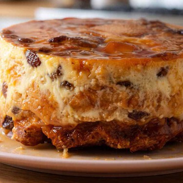Cómo hacer un postre con pan duro y un toque de ron: lleva pocos ingredientes y queda listo en solo 1 hora
