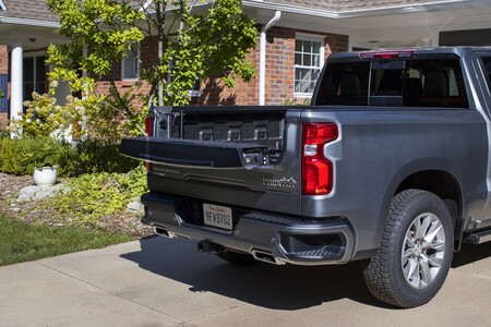 La Chevrolet Silverado 2021 presume su compuerta Multi-flex, digna del mejor de los transformers