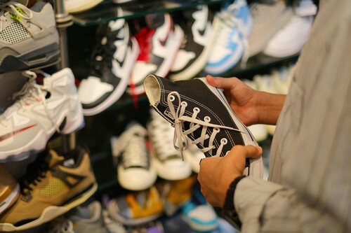 Mega liquidación de zapatillas Nike, Adidas, Converse y más con hasta un 65% de descuento: estas son las favoritas  