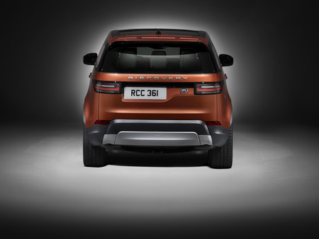 Land Rover Discovery Studio Rear 1