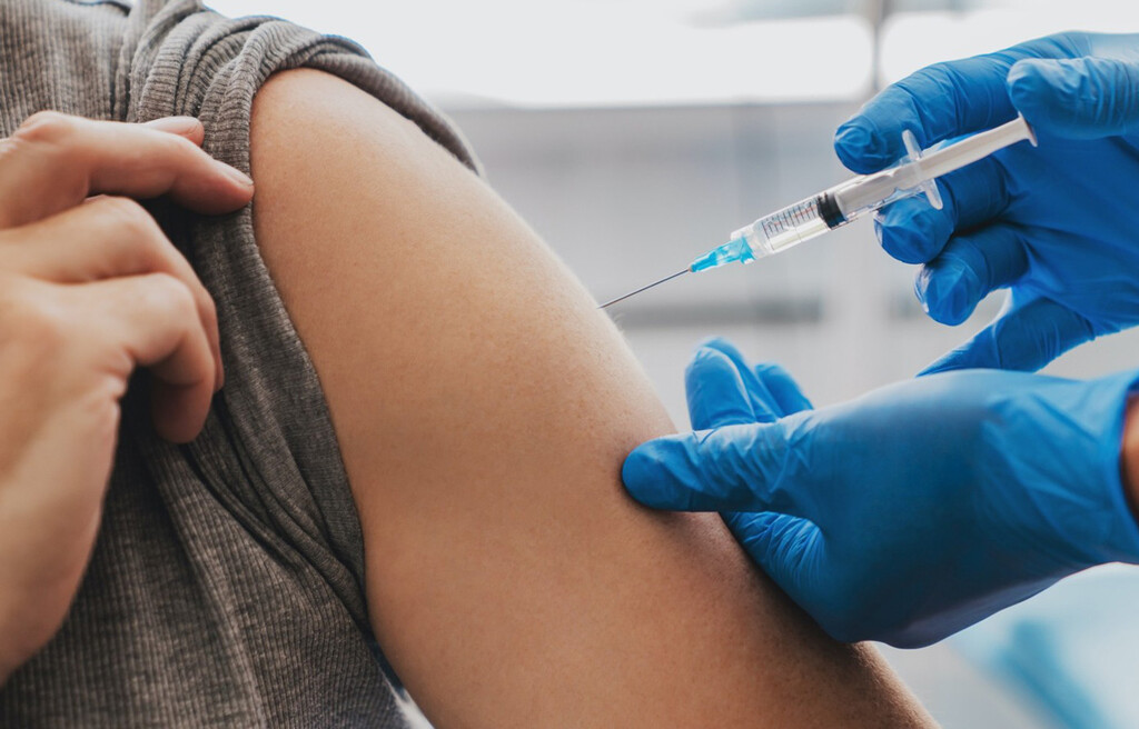 Ya está abierto el registro de tercera dosis contra COVID para adolescentes de 15 a 17 años y de 12 a 14 con comorbilidades en México 