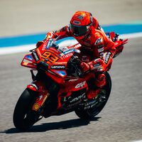 Marc Márquez logra su primera pole position de rojo y Pecco Bagnaia resucita a tiempo para el primer triplete de Ducati 