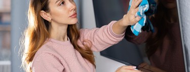 Pare de limpar sua TV assim — descubra o jeito certo de remover manchas sem arranhar a tela 