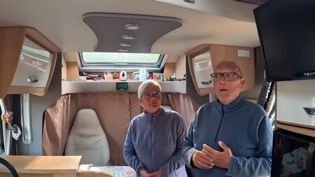 Jubilados Viven En Autocaravana felices