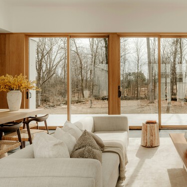 Adiós a las puertas correderas de toda la vida: esta es la nueva tendencia en 2026 para dividir ambientes de forma más elegante