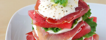 Esta es la cena fresca, rica en proteínas y muy baja en hidratos, que puedes preparar con sólo tres ingredientes sin encender un fuego