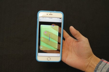 HandyCase añade control táctil en la trasera del móvil mientras simula tus dedos en la pantalla