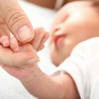 El hospital 12 de Octubre de Madrid extrae un trombo cerebral a un bebé de solo dos meses, el paciente más pequeño del mundo