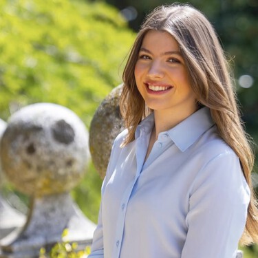 La infanta Sofía cumple 18 años y posa desde los jardines de Zarzuela: la intencionalidad de sus fotografías