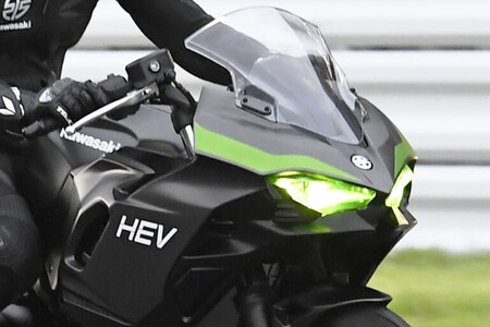 Kawasaki Muestra En El Circuito Su Modelo Hibrido Y Su Modelo Electrico En Accion 003