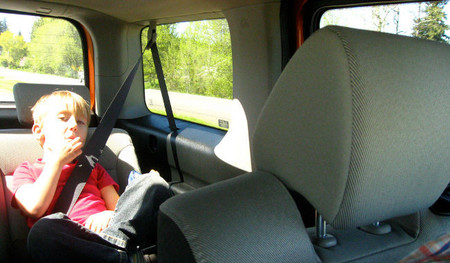 Menor con cinturón de seguridad