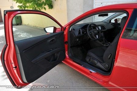 Seat León SC puerta abierta