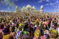 Colorido pistoletazo de salida para dar la bienvenida a la primavera con el Festival Holi en la India