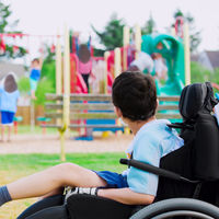 Tras un año de lucha, una madre logra que instalen en el parque un columpio para su hijo con discapacidad motora 
