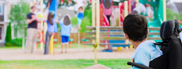 Tras un año de lucha, una madre logra que instalen en el parque un columpio para su hijo con discapacidad motora 