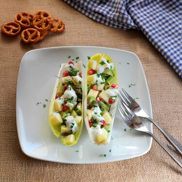 Endivias rellenas de manzana y aguacate, receta ligera