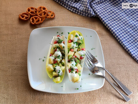 Endivias rellenas de manzana y aguacate, receta ligera