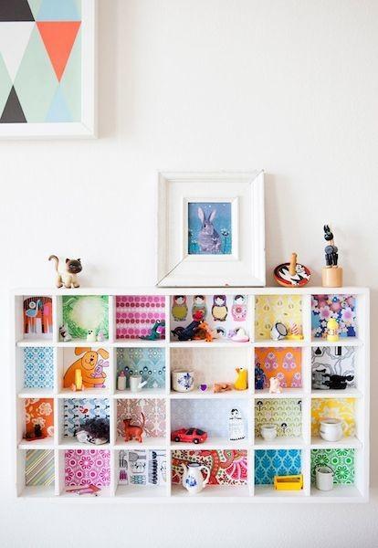 Convierte una pequeña estantería en un mueble decorado muy bonito