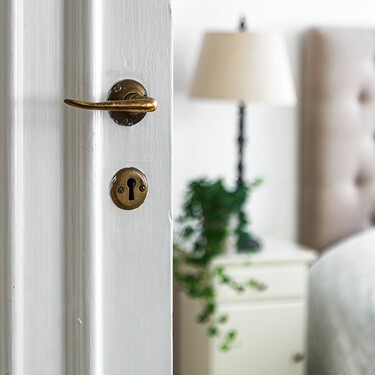 Lidl lanza la estantería ideal para transformar tus puertas en armarios: cuesta menos de 9 euros y se instala sin taladros