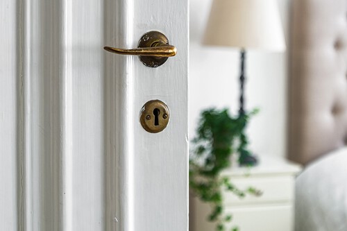 Estantería para puertas