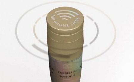 Por favor, ponga su móvil sobre la botella y comprobará que no le estamos dando garrafón