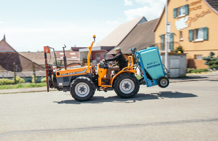 Tractor circulando por poblado