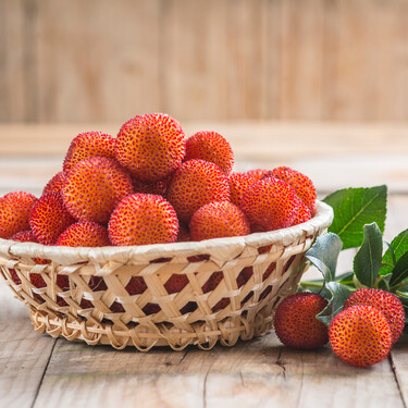 Redescubre el madroño, el dulce fruto mediterráneo que puede tener alcohol de forma natural y es delicioso en la cocina 