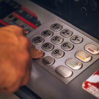Ojo con la nueva estafa de los cajeros automáticos. Descubre qué es el skimming y cómo protegerte