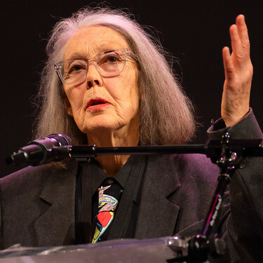 Anne Carson y los muertos que caminan hacia atrás 