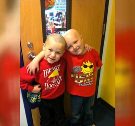 Los niños saben cómo animar a sus amigos: la historia sobre la enfermedad de Zac, y cómo Vincent se rapó por él
