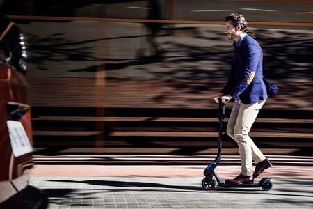 Hombre circulando en patinete