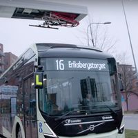 El nuevo autobús eléctrico y articulado de Volvo promete llevar hasta 150 pasajeros y ser un 80% más eficiente que un diésel