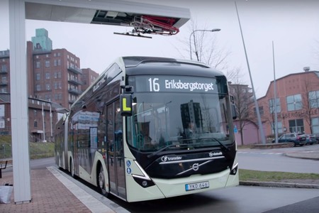 El nuevo autobús eléctrico y articulado de Volvo promete llevar hasta 150 pasajeros y ser un 80% más eficiente que un diésel