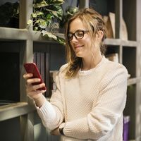 El uso del móvil por parte de los padres está asociado a una mejor crianza, siempre que no reste tiempo en familia